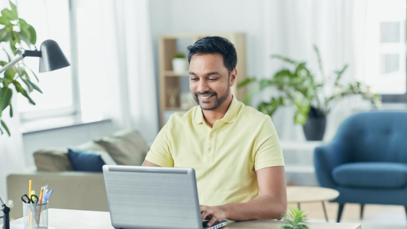 Рабочий процесс команды финансовых аналитиков за обсуждением стратегии